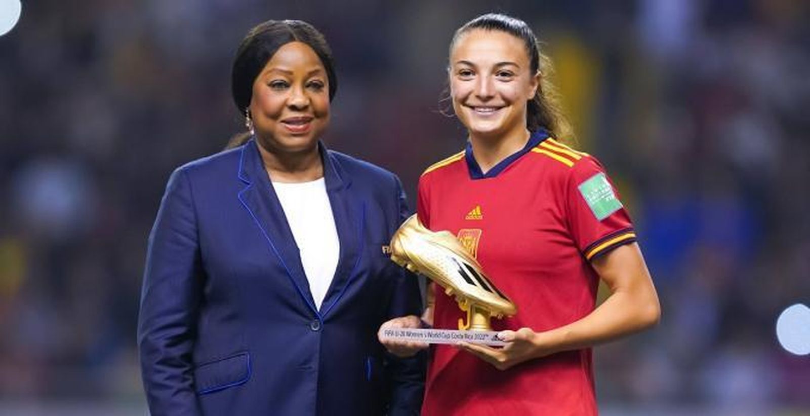 La sevillista Inma Gabarro recibe la bota de oro como máxima goleadora.