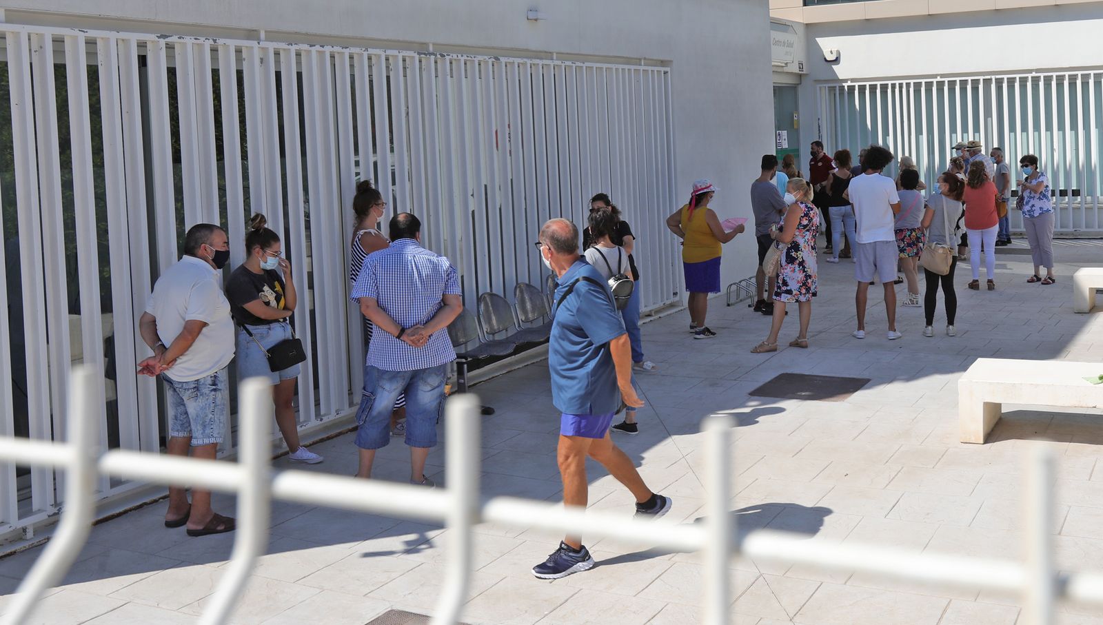 Colas para acceder a un centro de salud de Jerez, este verano.