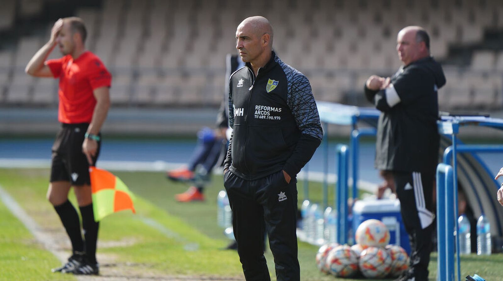 Jesule, técnico del Conil, sigue atento el juego en la banda de Chapín.