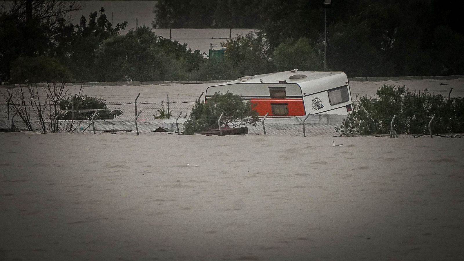 Una caravana, anegada de agua en Las Pachecas.