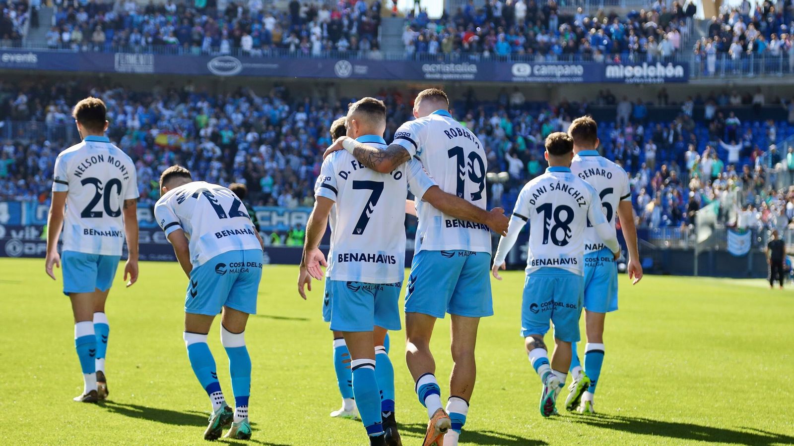 Roberto abraza a Ferreiro tras recibir su asistencia.
