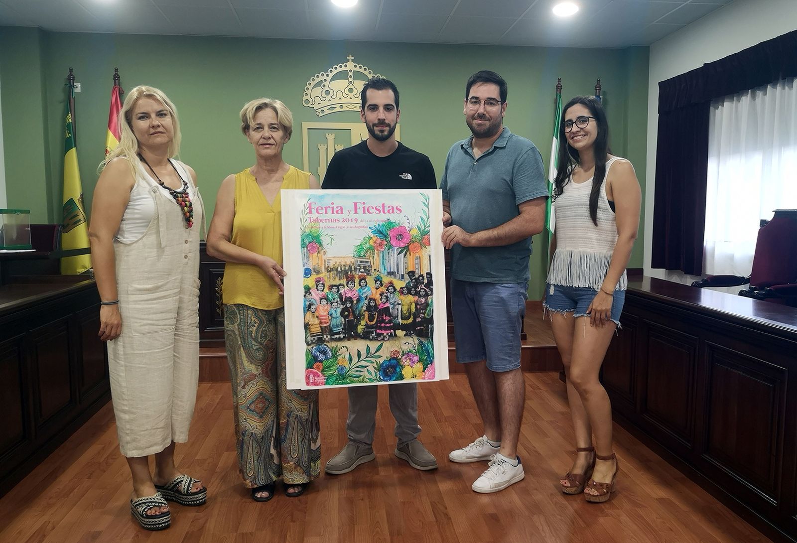 El alcalde, José Díaz, y el artista, Alejandro Sola, presentan el cartel de las fiestas de Tabernas.