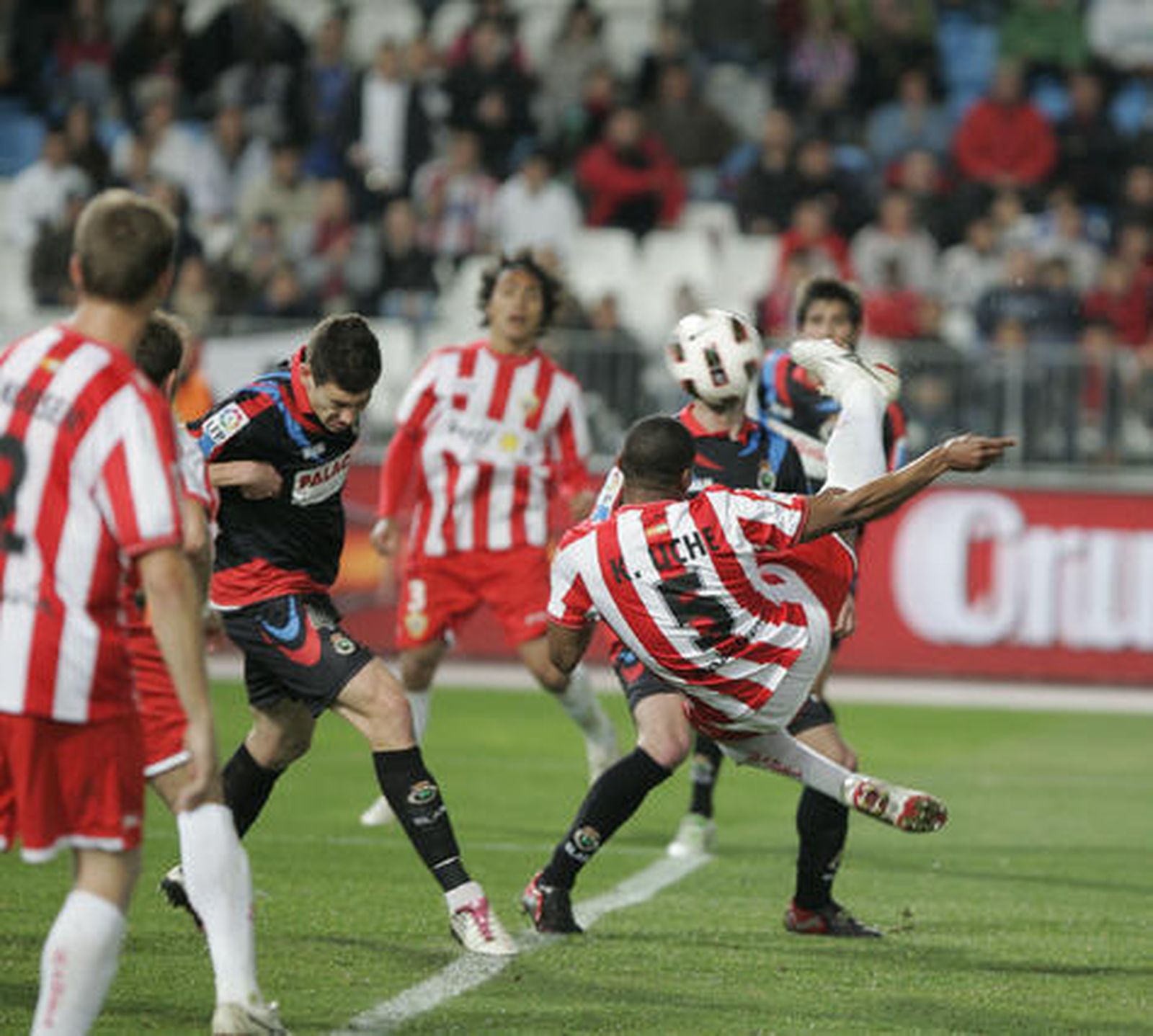 Unche intenta un media volea acrobática. / Javier Alonso