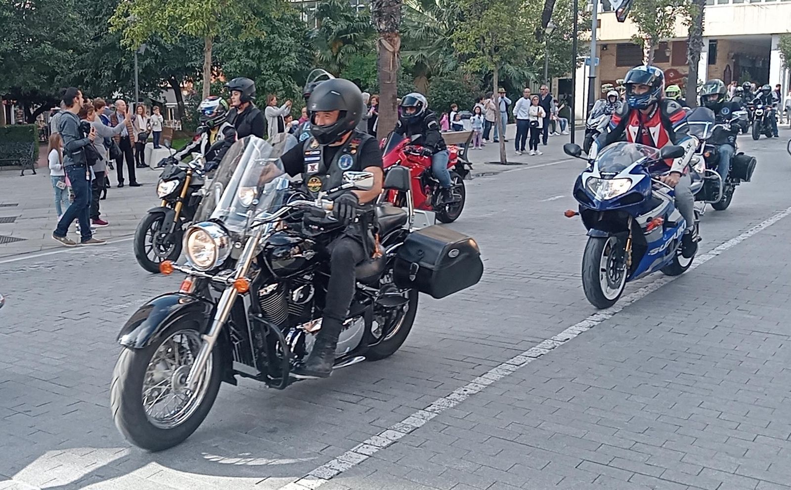 Imágenes de la concentración motera en memoria de Hugo Millán por las calles de Huelva