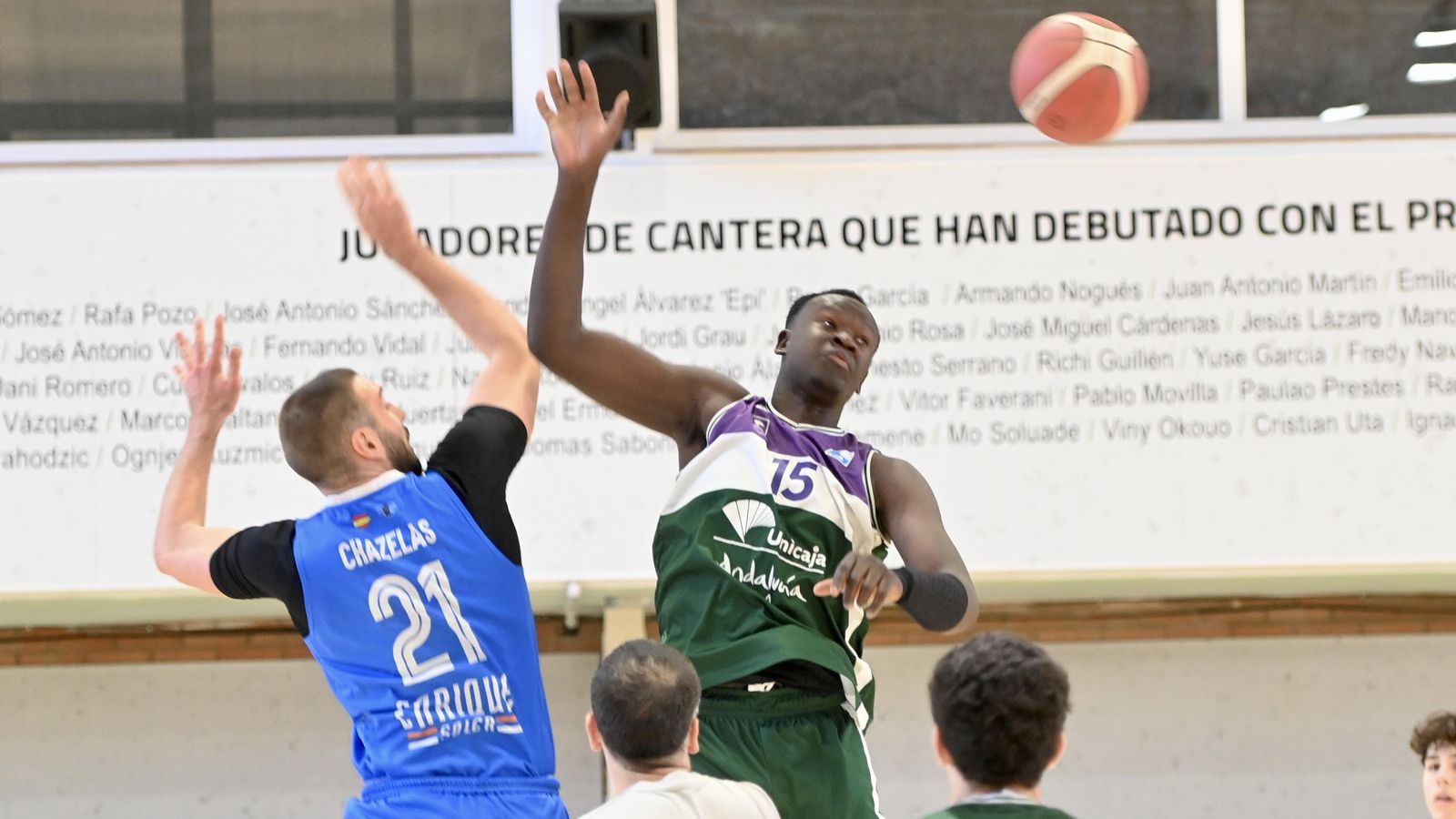 Baba Badji, en un salto inicial. Baba Badji, en un salto inicial.
