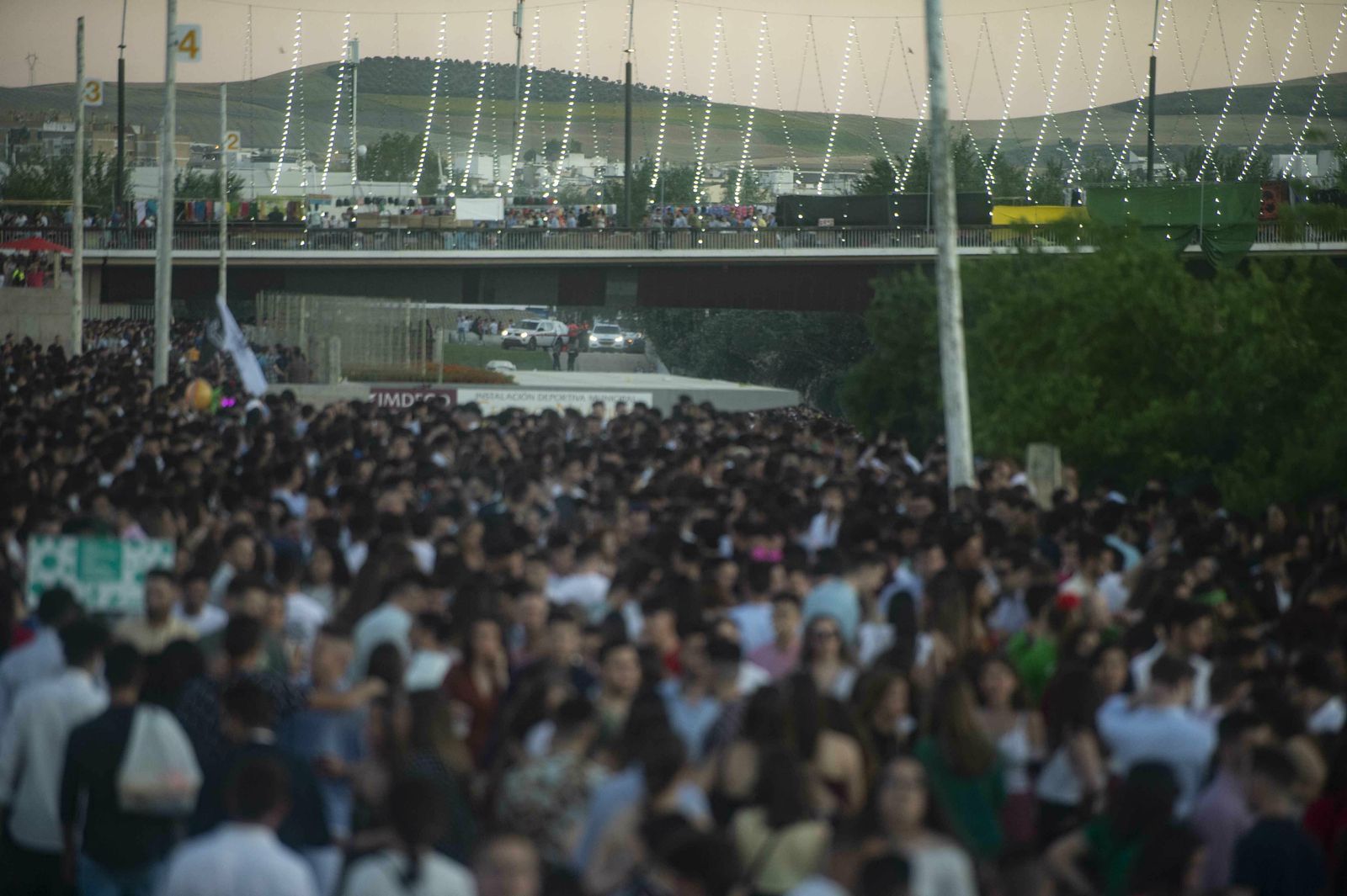 El botellón y la calle del Infierno de la Feria, en imágenes