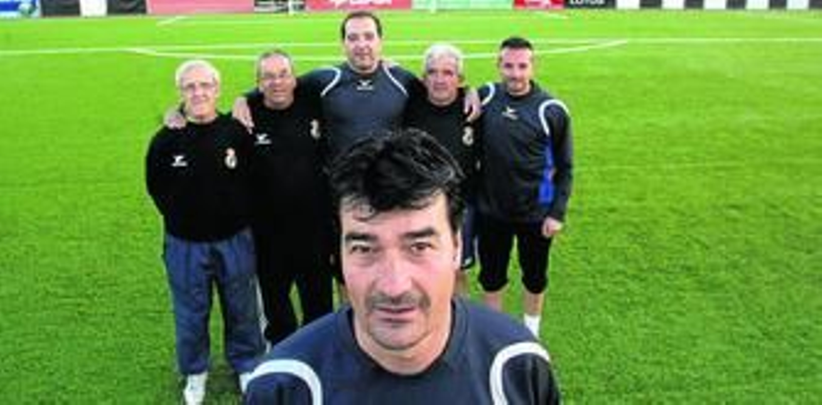 En primer término, Rafael Escobar; al fondo de izquierda a derecha: Pepe García, Manolo Valenzuela, Miguel Ángel Ordóñez, Rafael Larios y Juan Carlos González Galindo.