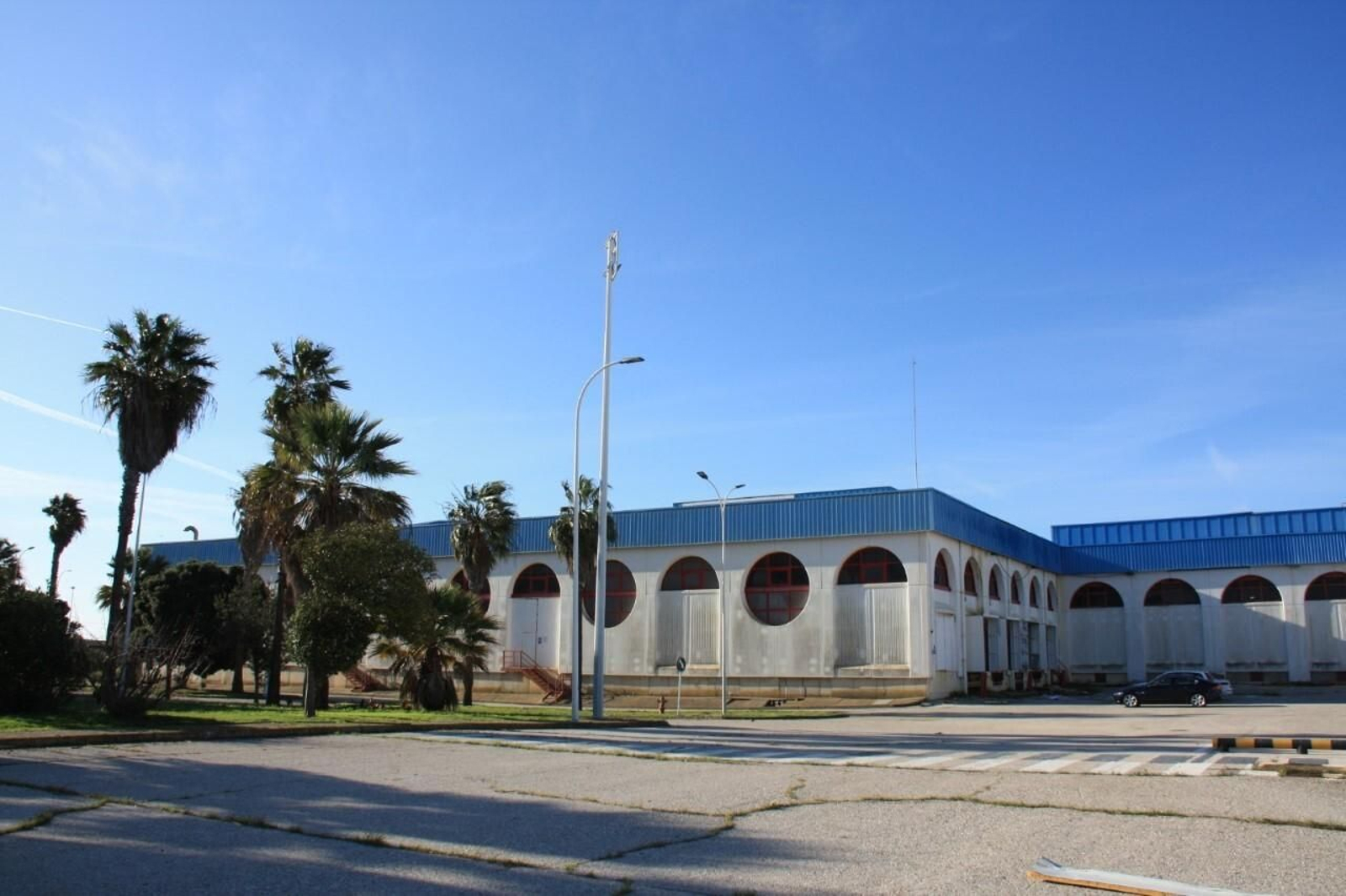 Una vista de una de las fachadas del antiguo edificio de Altadis en la Zona Franca. Una vista de una de las fachadas del antiguo edificio de Altadis en la Zona Franca.