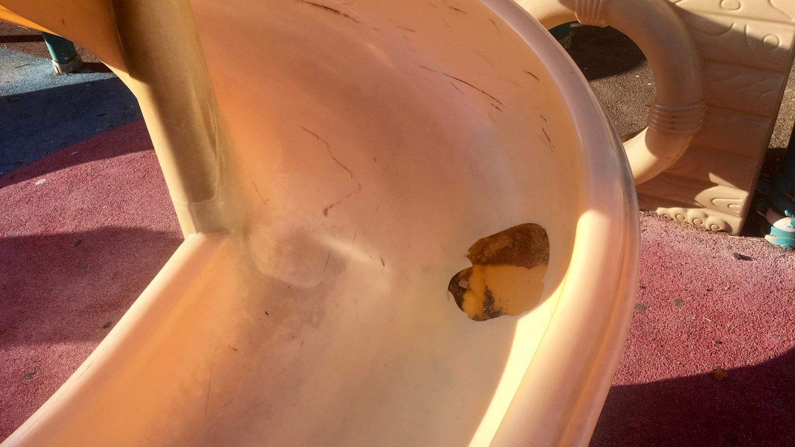 Uno de los agujeros, en un tobogán.