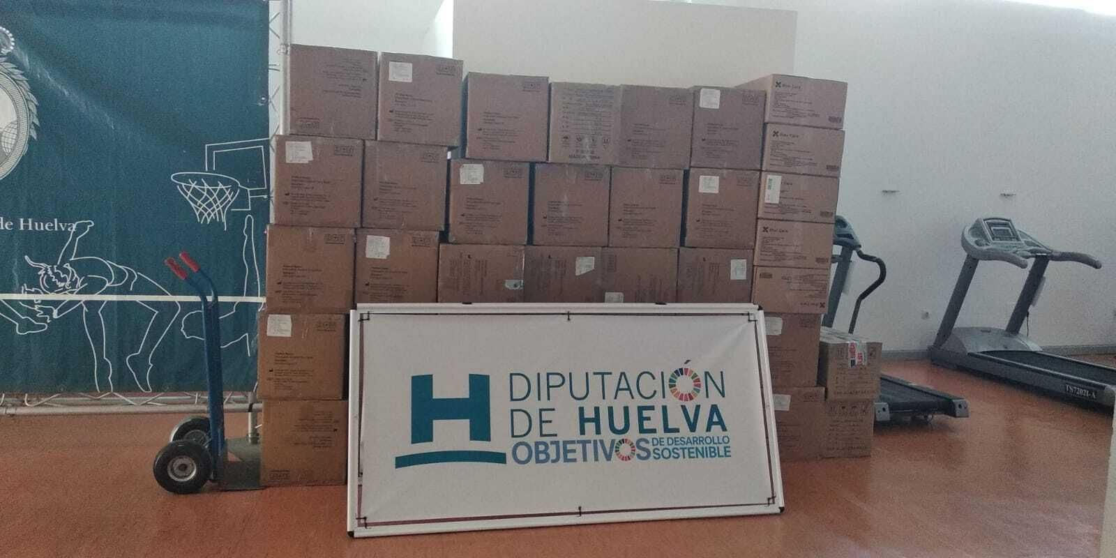 Cajas con las mascarillas que serán repartidas en los próximos días.