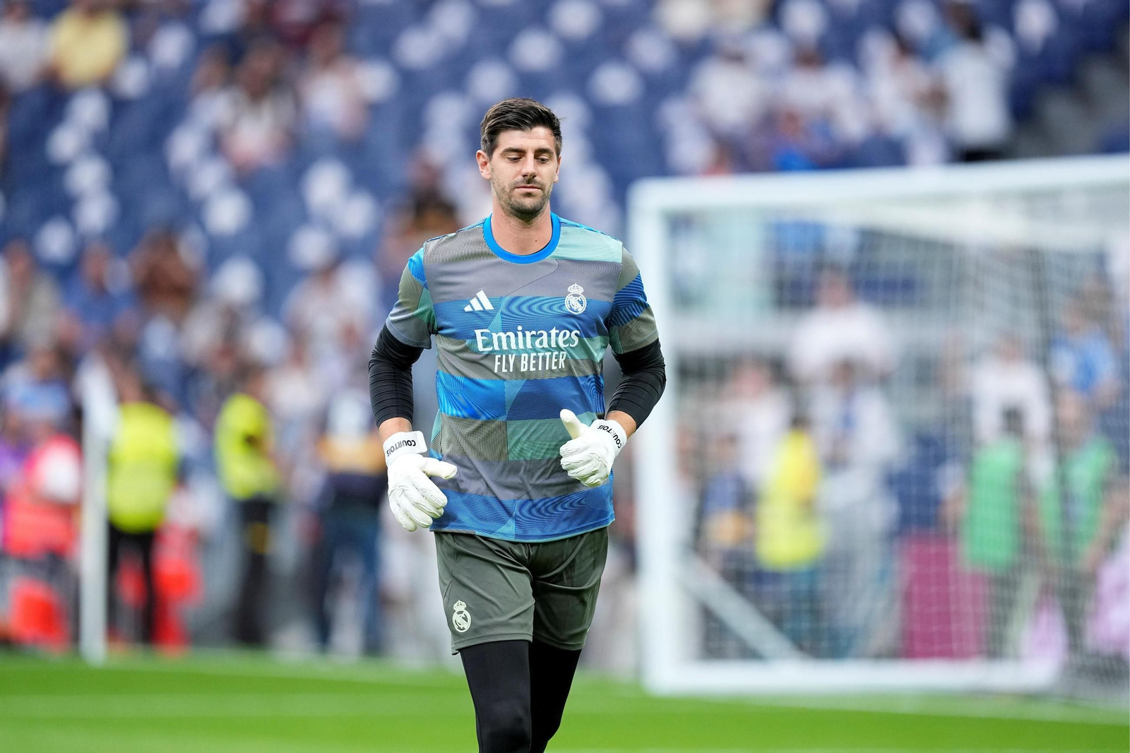 EuropaPress_6970399_Thibaut_Courtois_of_Real_Madrid_CF_warms_up_during.jpg