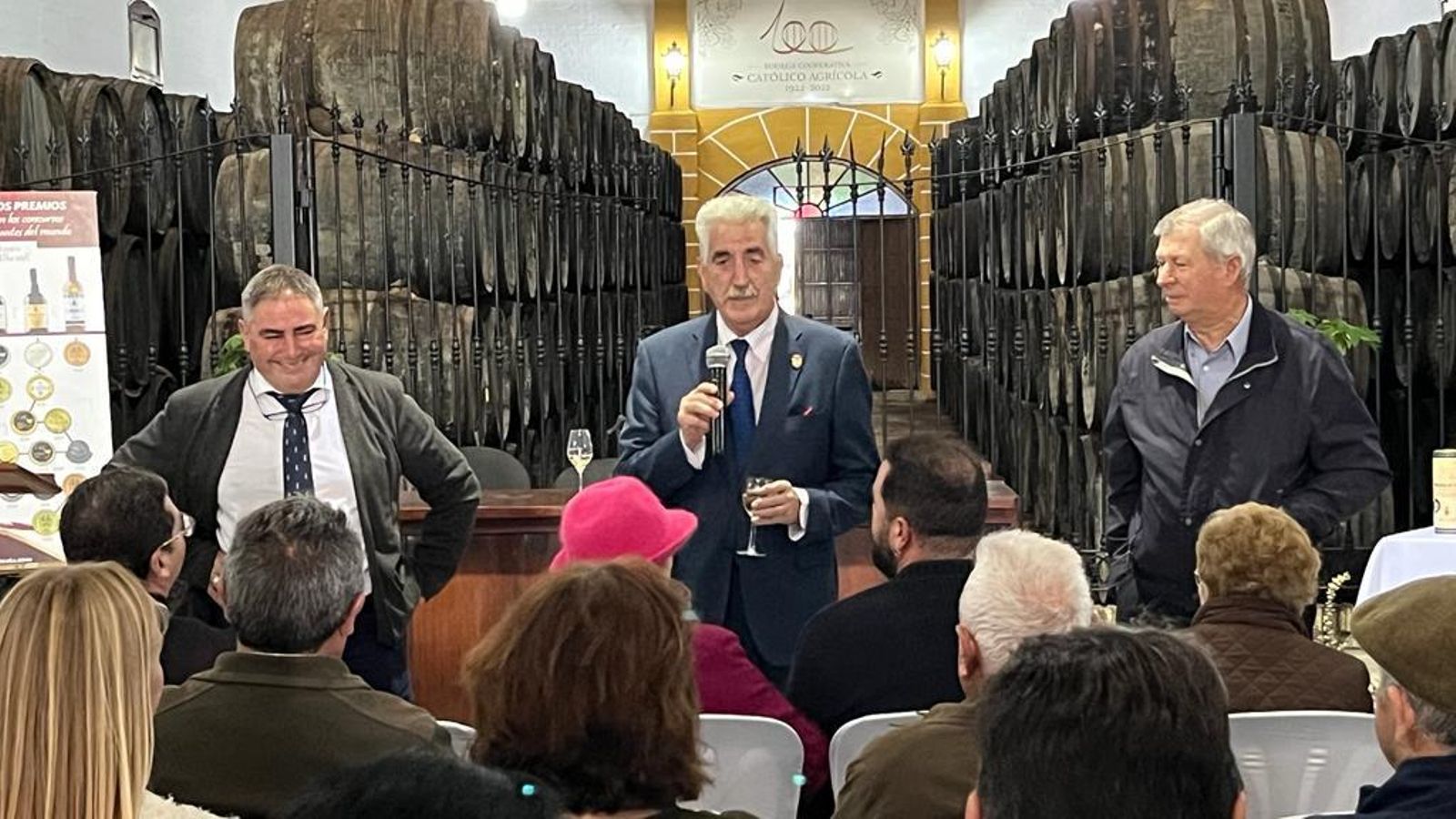El alcalde de Chipiona junto a los responsables de la cooperativa, durante el homenaje.