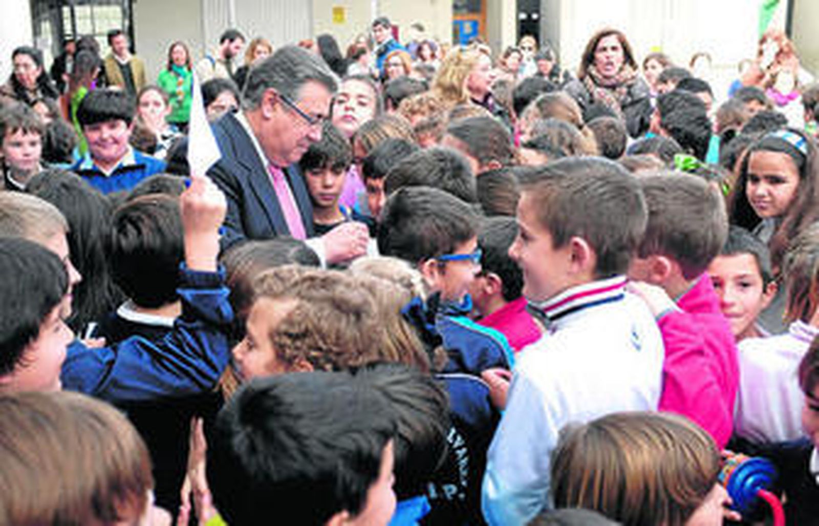 El alcalde Juan Ignacio Zoido rodeado de alumnos del colegio Maestra Isabel Álvarez en la celebración del Día de Andalucía.