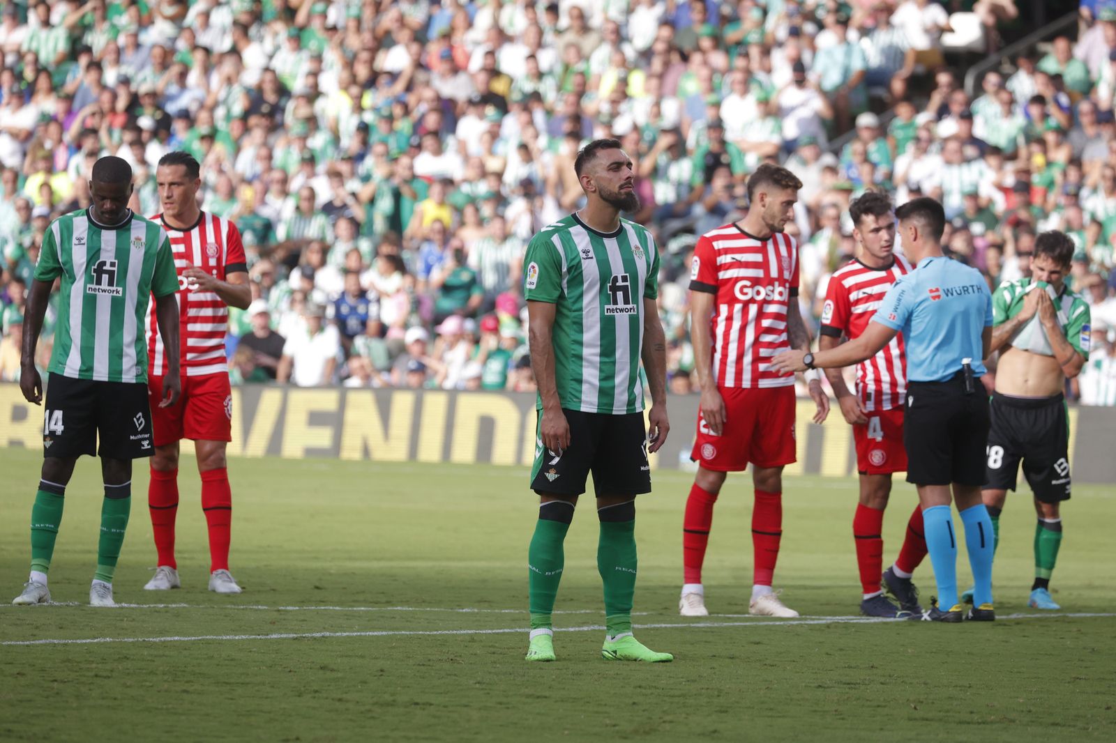Borja Iglesias, antes de lanzar y marcar de penalti.