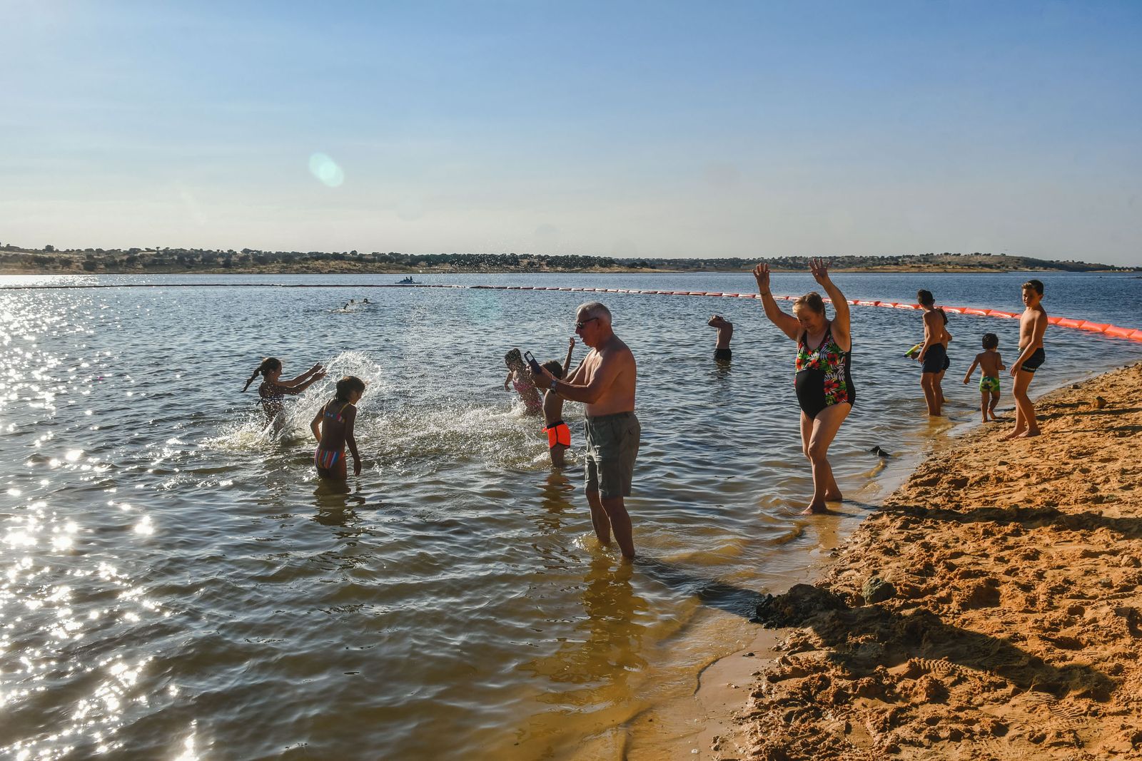 Bañistas en la playa interior de El Viso.