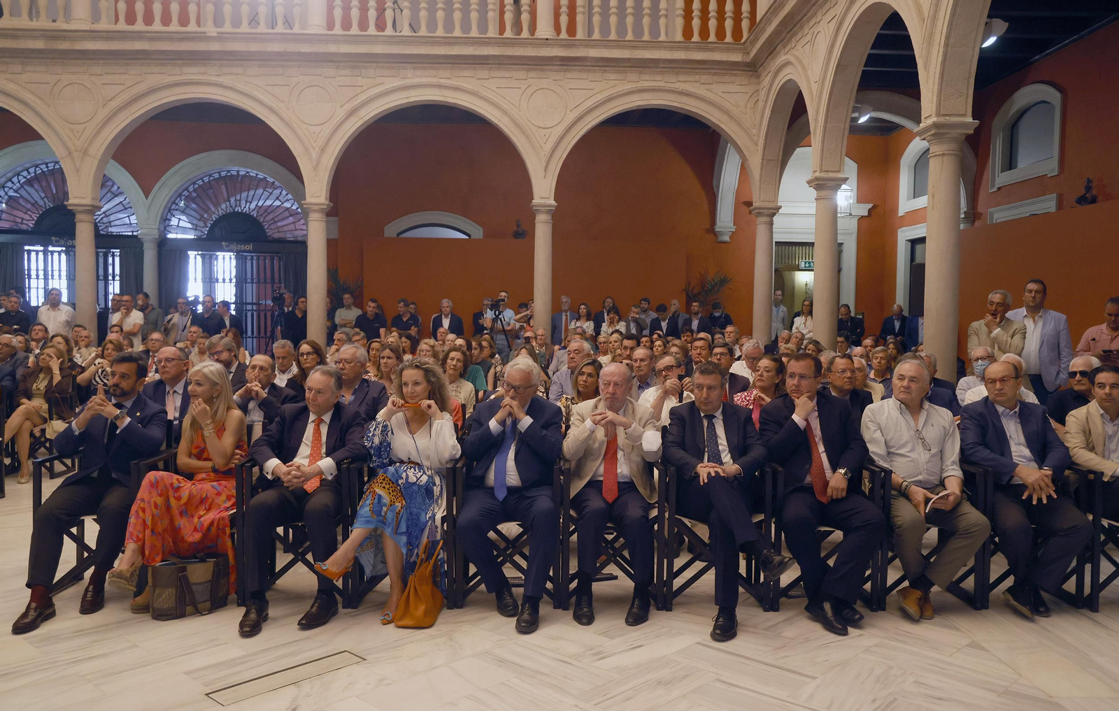 Presentación del libro  'Juan Robles, la sonrisa del tabernero' de Carlos Navarro, todas las imágenes