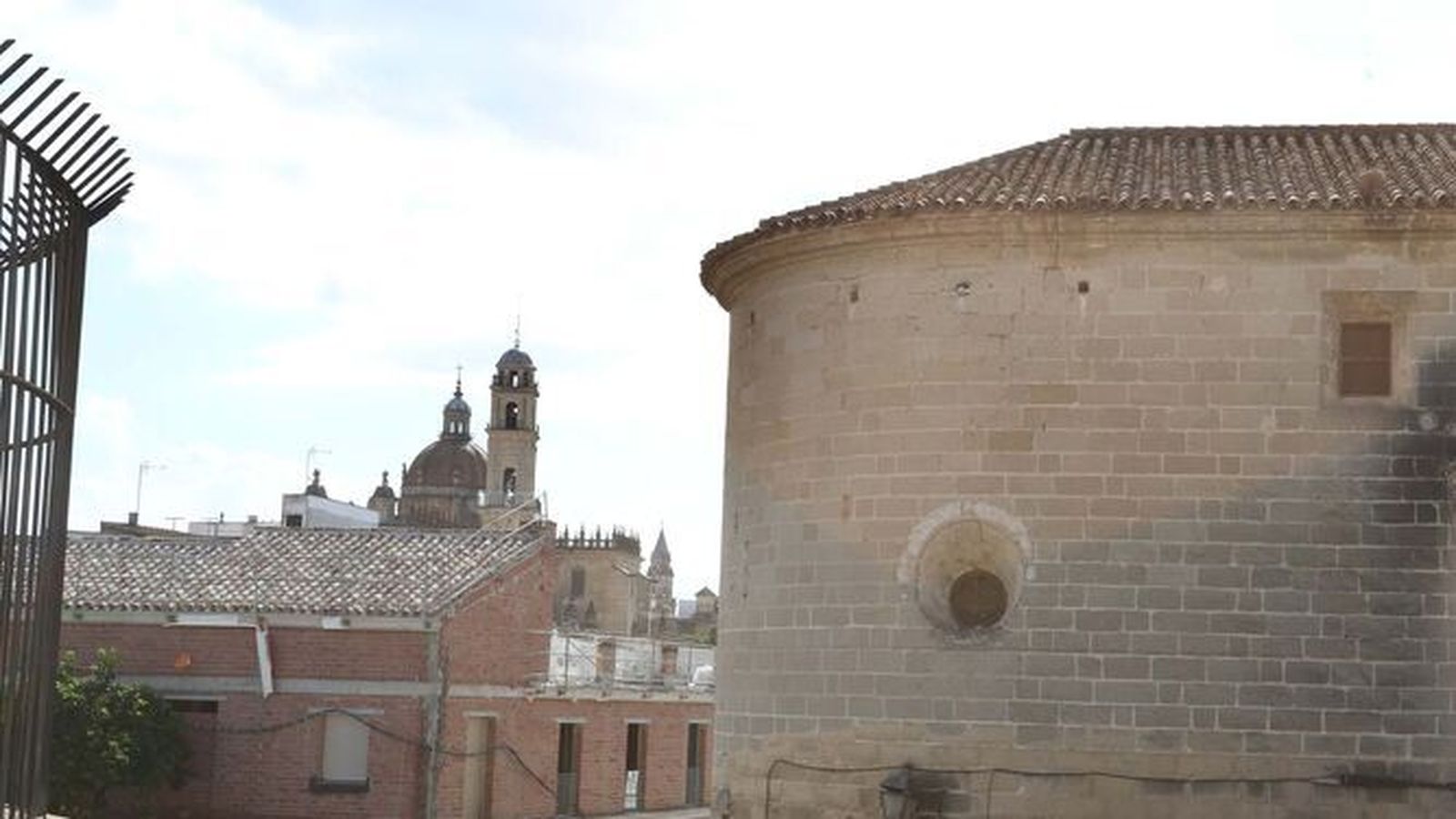 Una vista del Convento del Espíritu Santo en primero término, con la Catedral al fondo.