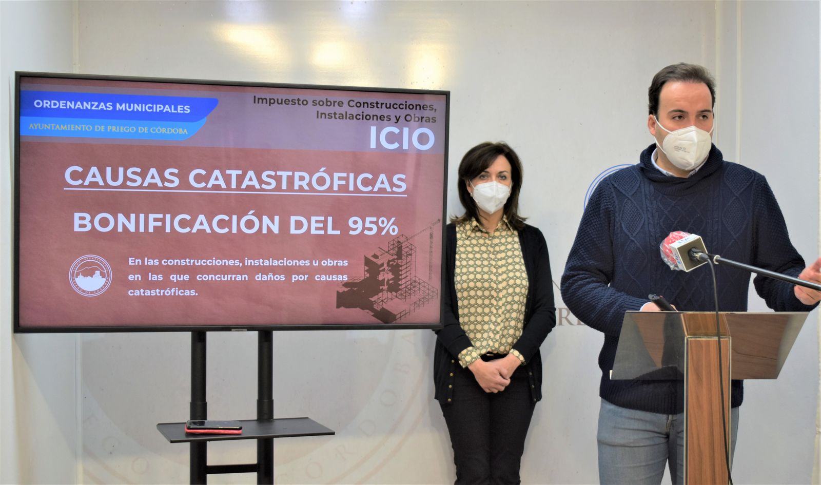 María Luisa Ceballos y Juan Ramón Valdivia en rueda de prensa.