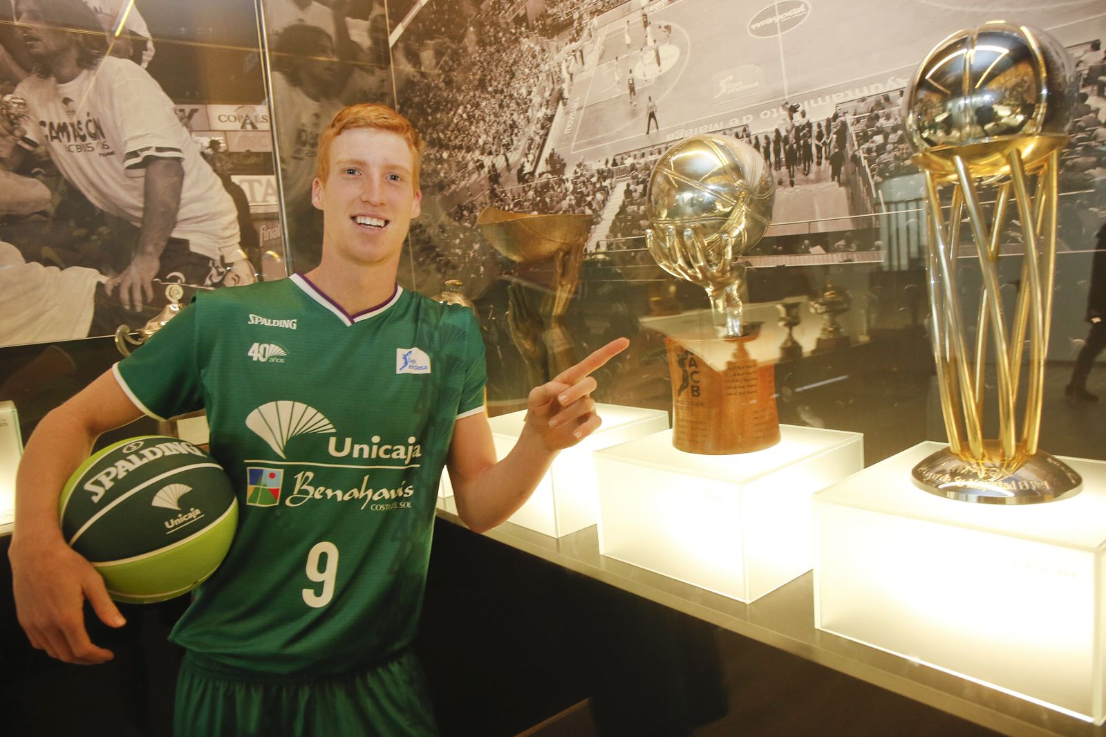 Alberto Díaz señala el trofeo de campeón ACB..