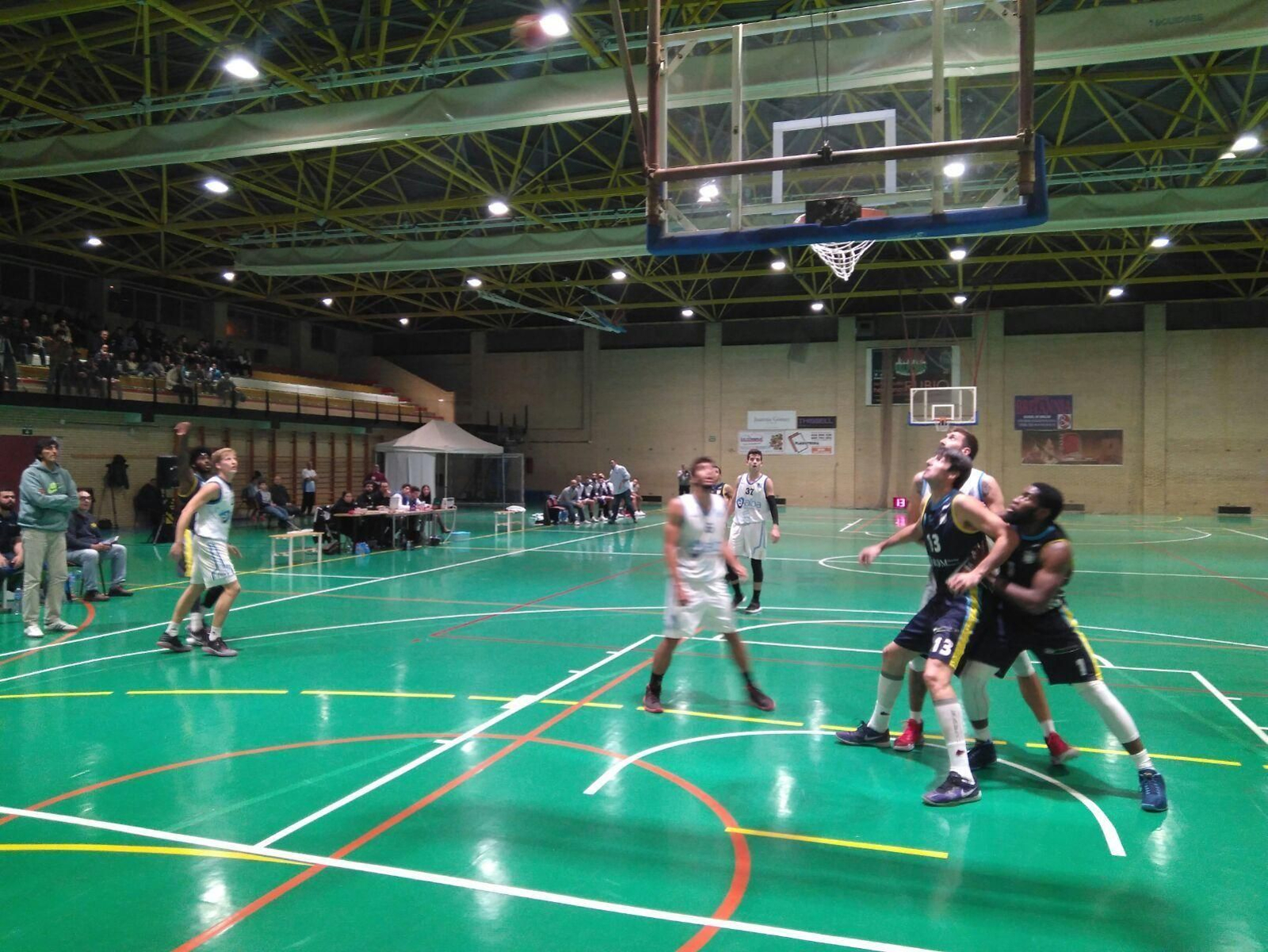 Balmón (13) y Mofunanya (1), cierran el rebote, ayer en Utrera.