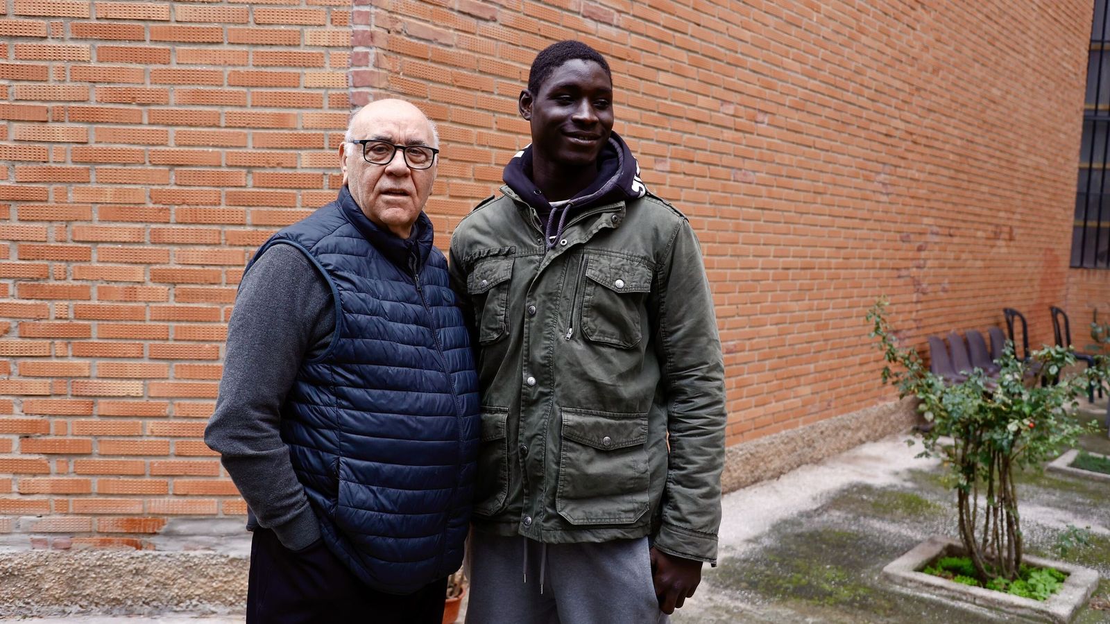 Mansour con el padre Carmelo.