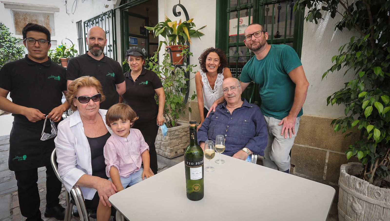Imágenes de restaurantes y bares que comienzan la reapertura