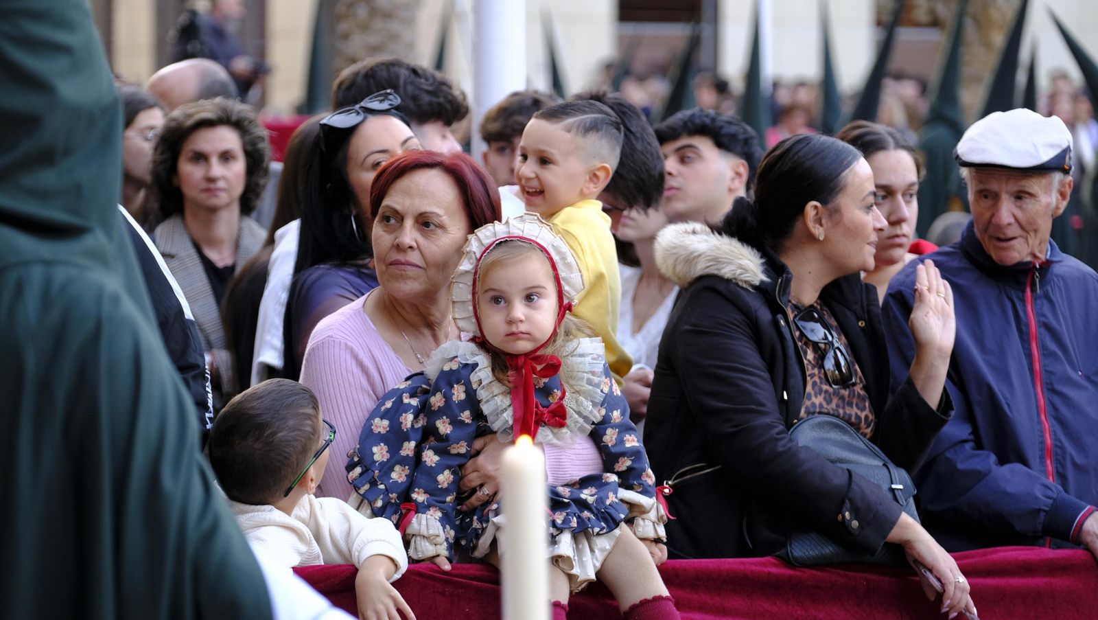 Estudiantes en la Semana Santa de Almería 2025