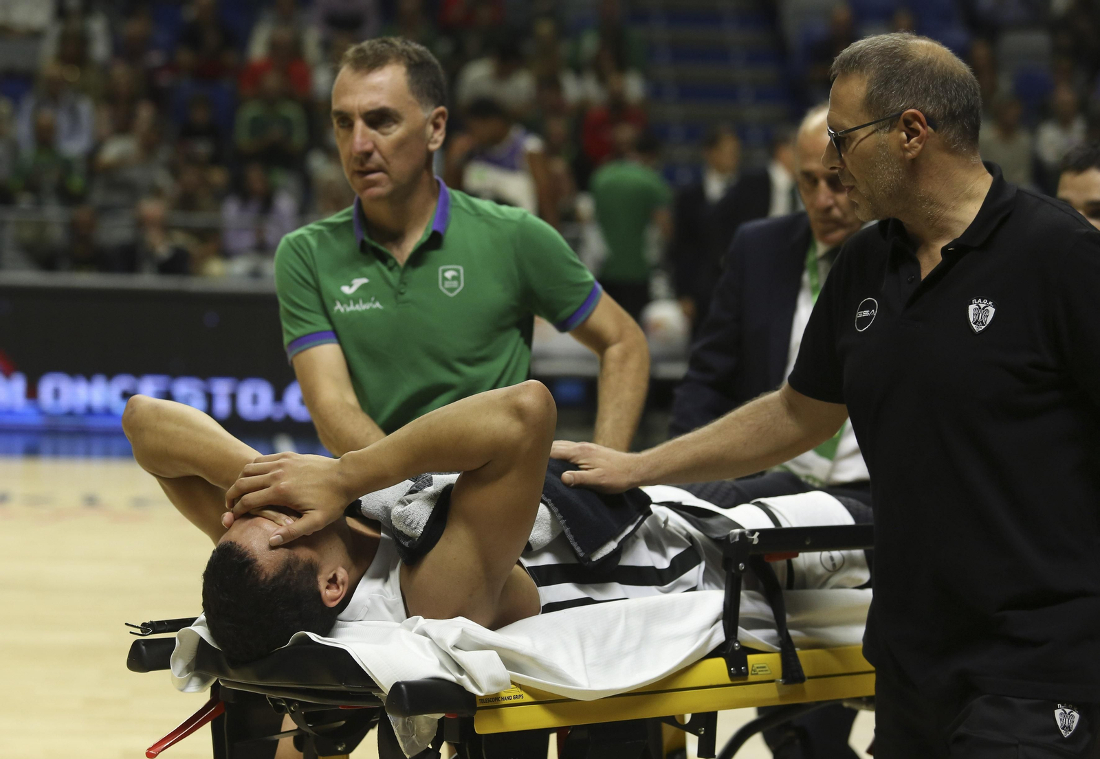 Darko-Kelly, acompañado por médicos de Unicaja y PAOK.