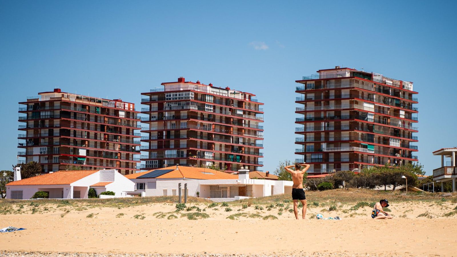 Edificios junto a la playa de Punta Umbría. Edificios junto a la playa de Punta Umbría.