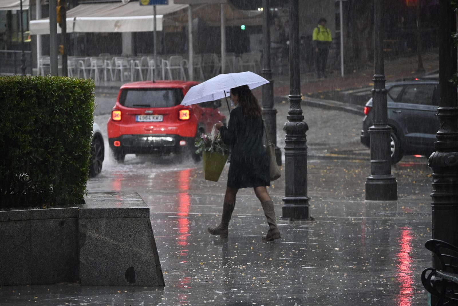 Un lunes de lluvia en Huelva, en imágenes