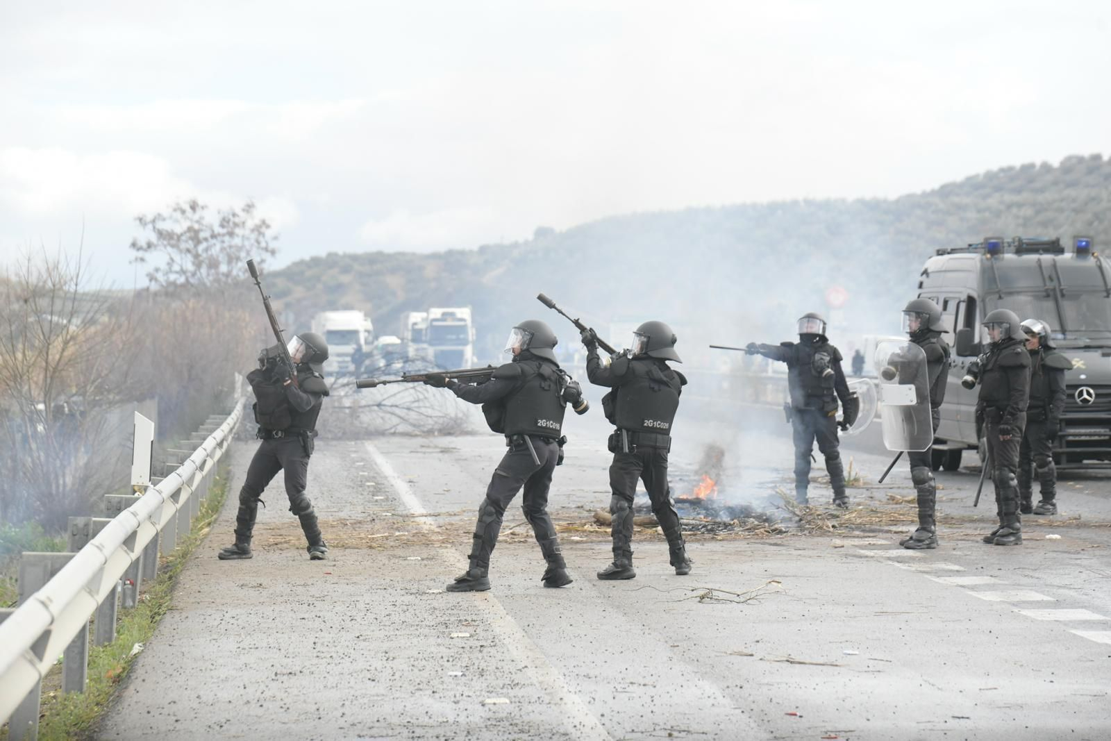 Protestas de los agricultores en Granada: fotos del corte de la A-92 este sábado