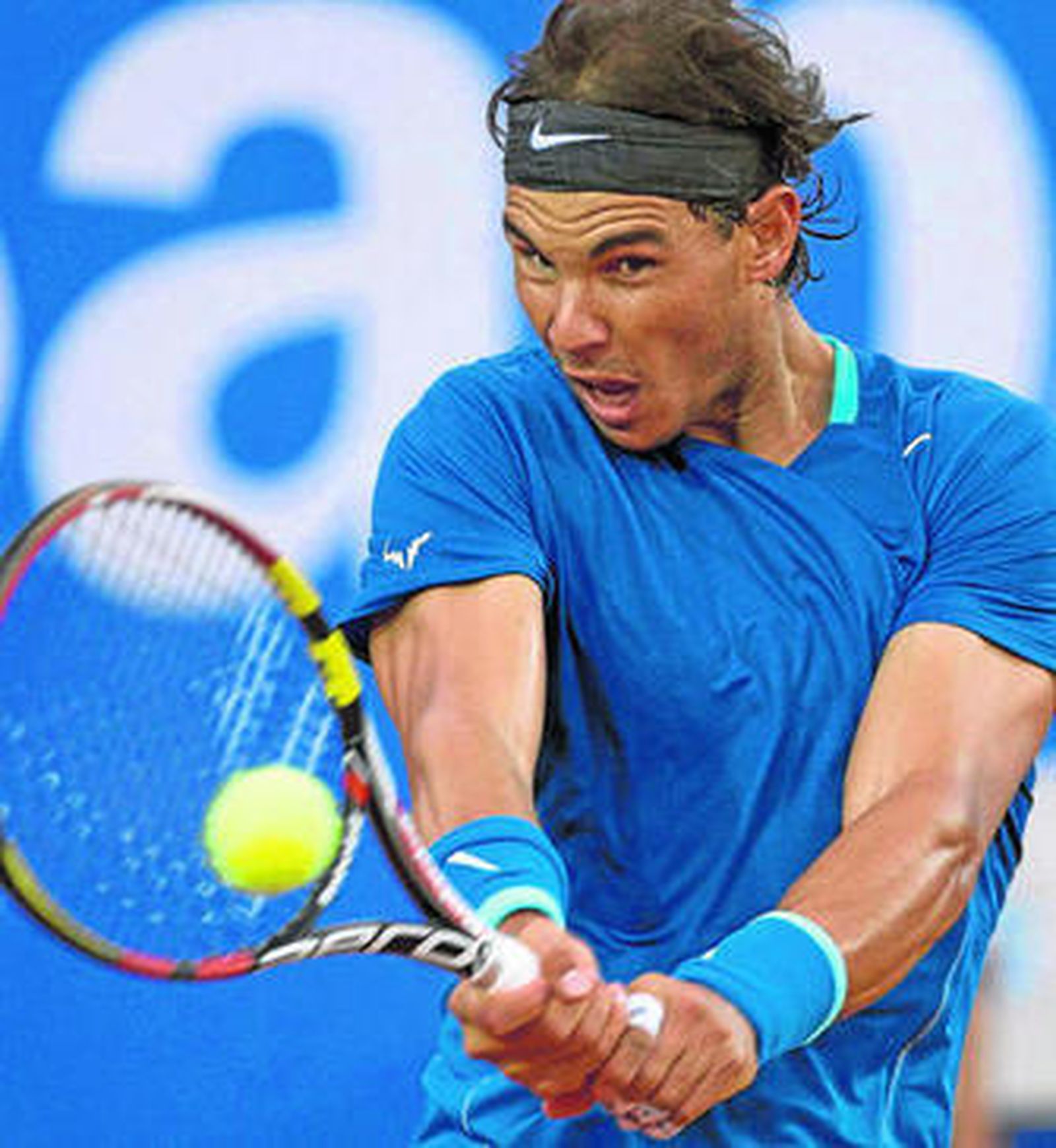 Nadal golpea la bola de revés durante su encuentro ante Dodig.