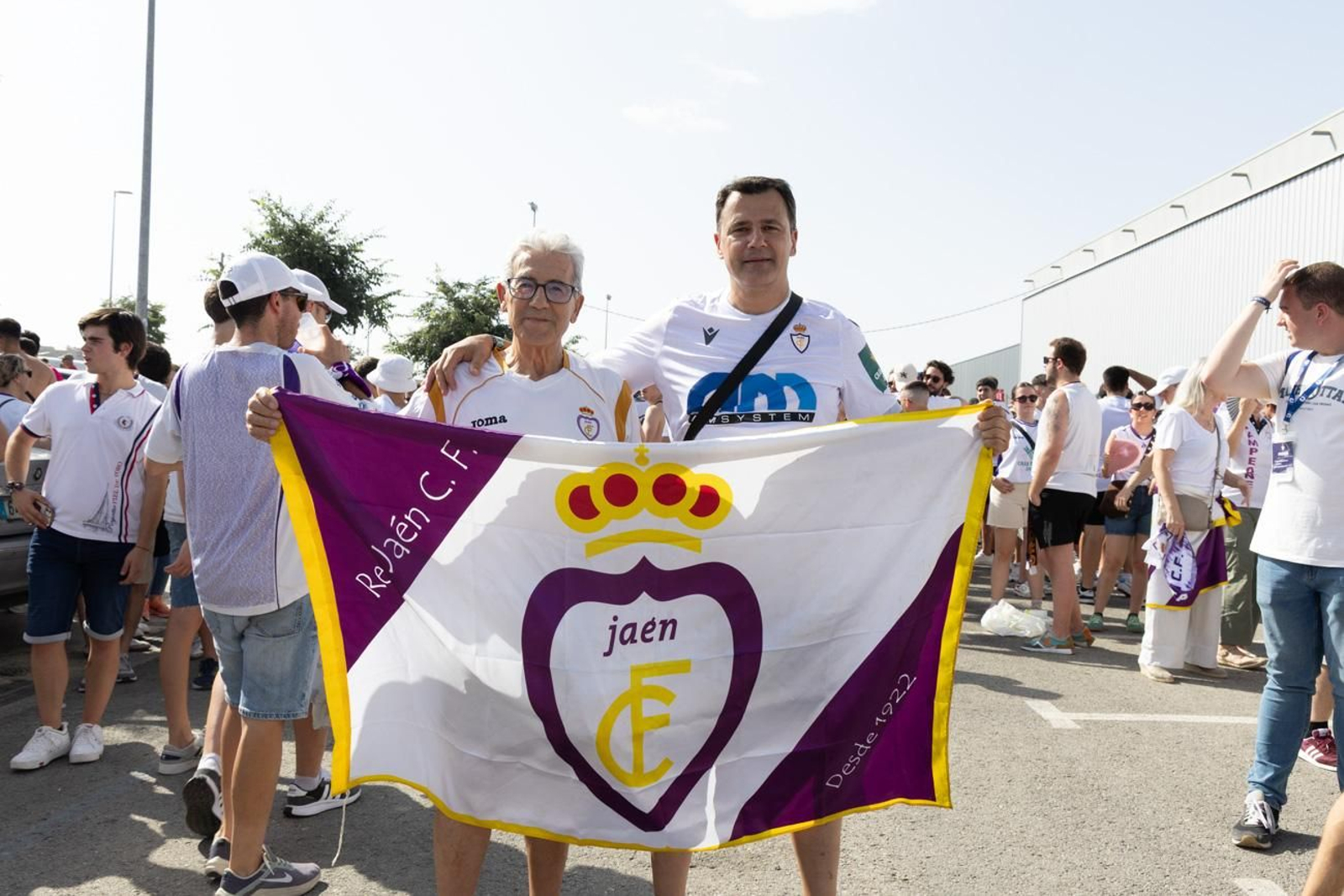 El épico recibimiento de la afición lagarta al Real Jaén, en imágenes