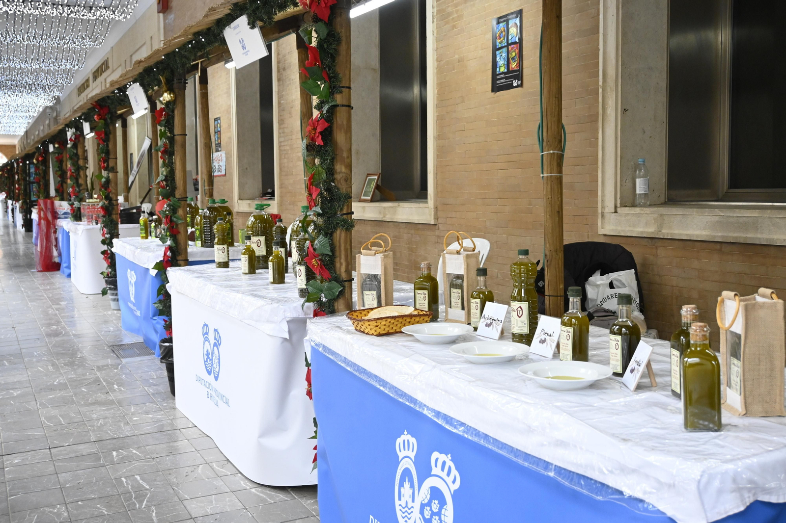 Stand de aceites en la Gran Vía de Huelva, en imágenes