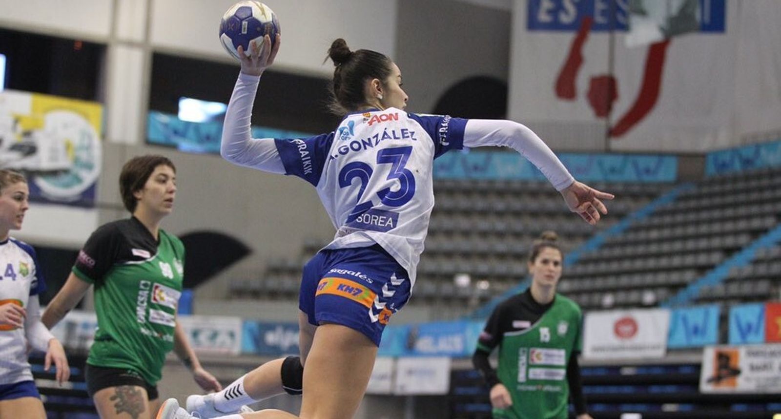 Andrea Roda y Agus López, a la espera del disparo de una jugadora del Granollers.