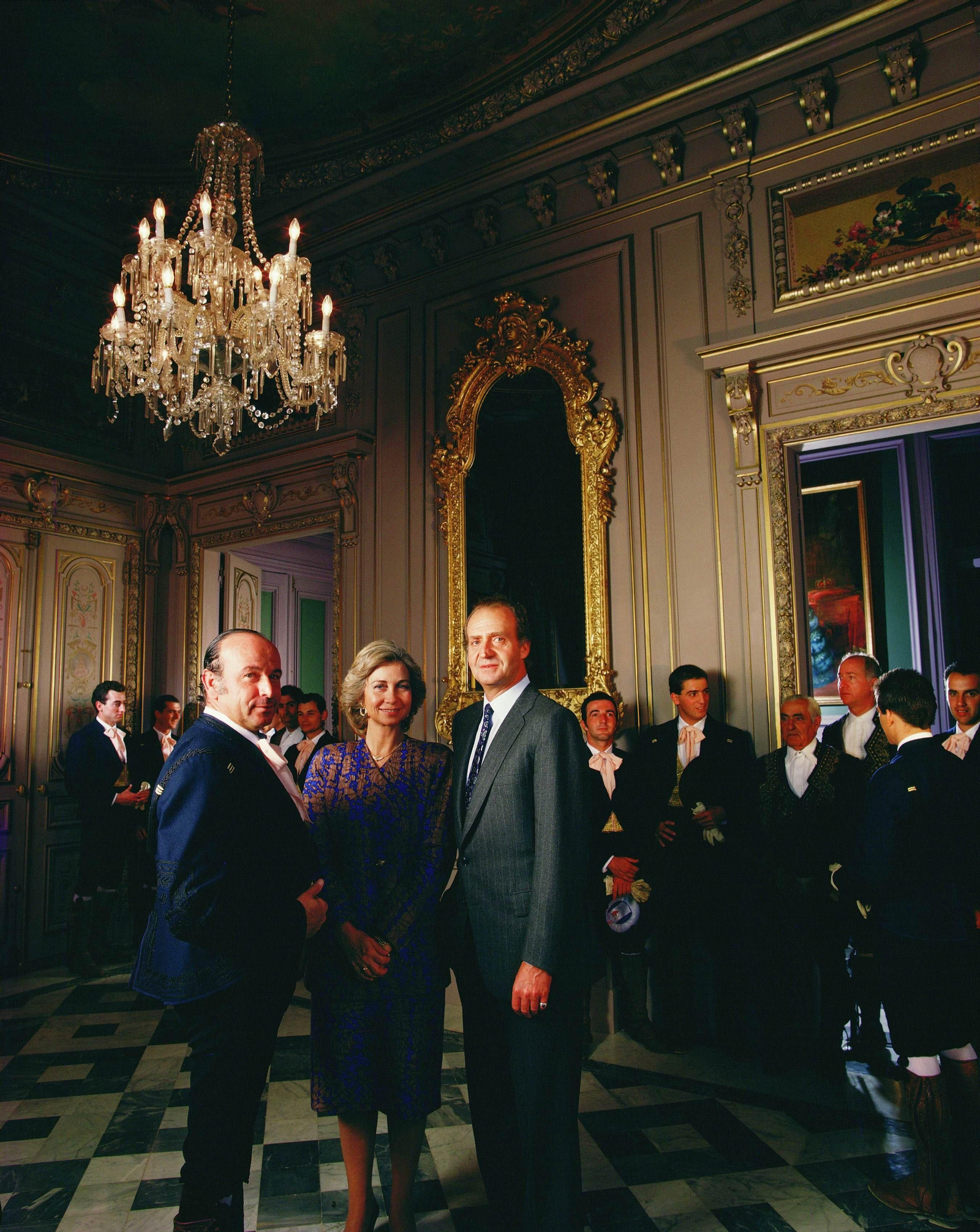 Los Reyes posan, junto a Álvaro  Domecq, el 15 de octubre de 1987 por la celebración del título de real a la REAAE.