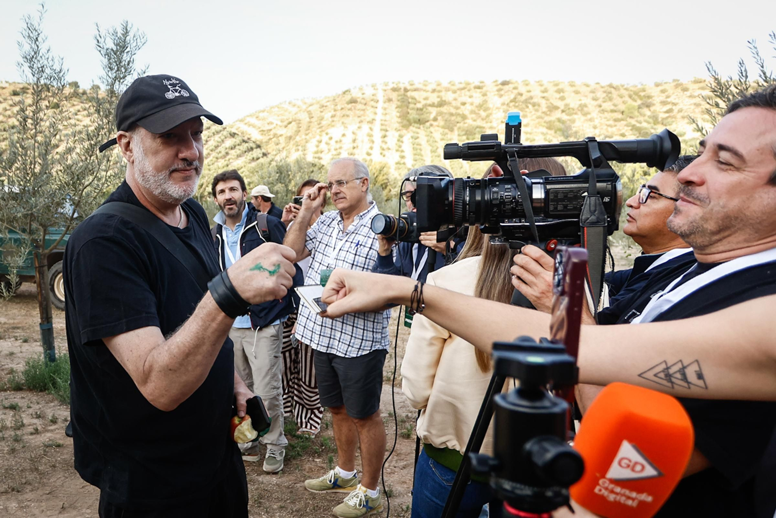 Las mejores imágenes del posado para Spencer Tunick en un olivar granadino.