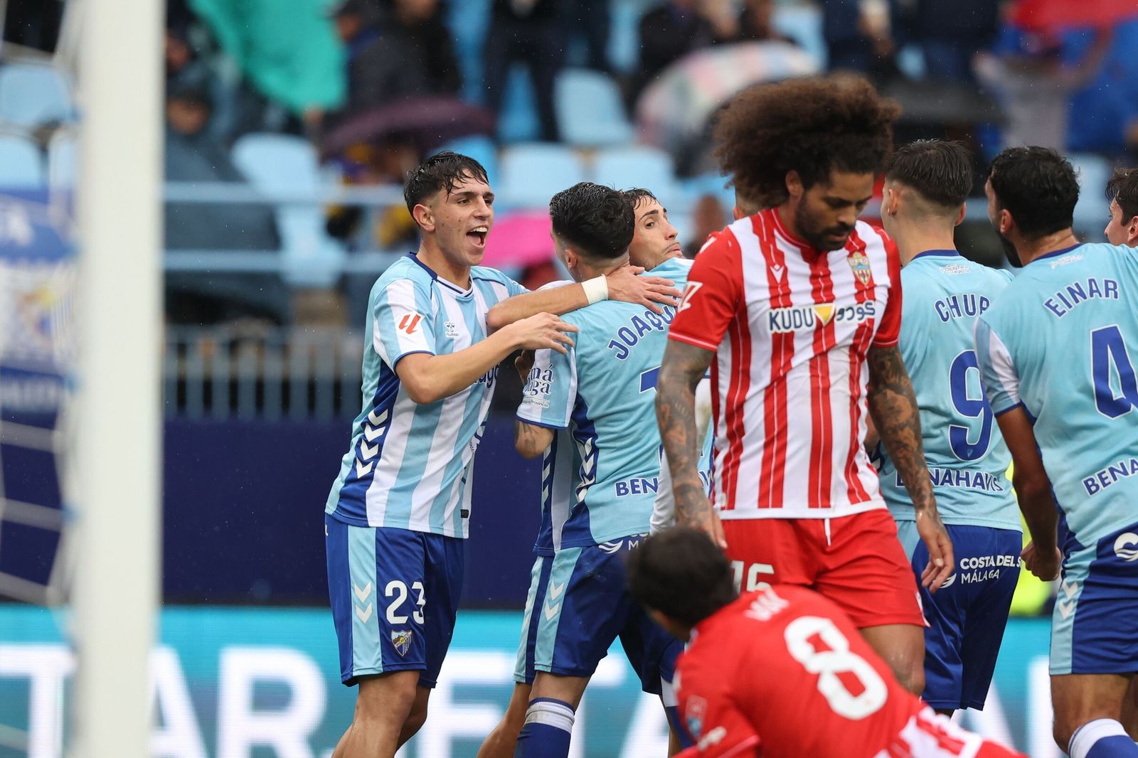 Los malaguistas celebran uno de sus goles ante la desolación de los rojiblancos Aridane y Gui Guedes.
