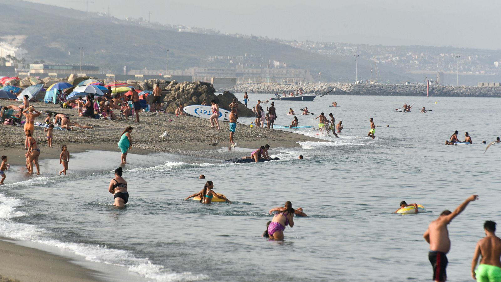 Las fotos de la tarde de playa en familia en La Línea