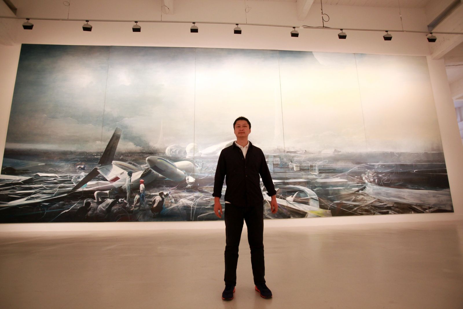 Arriba, foto de la obra de Jia Aili; abajo, el trabajo de Peter Doig.