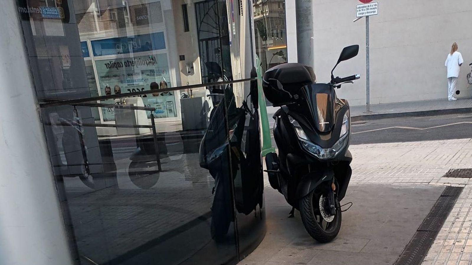 La arqueta, ya precientada por la Policía Local, tras el accidende de Francisco.