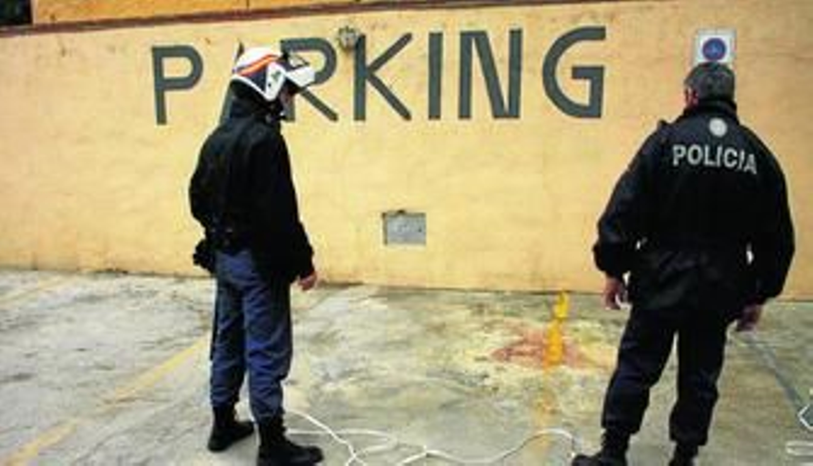 Dos policías en el lugar donde fue encontrado el cadáver de un mendigo el pasado 11 de diciembre en Fuengirola.