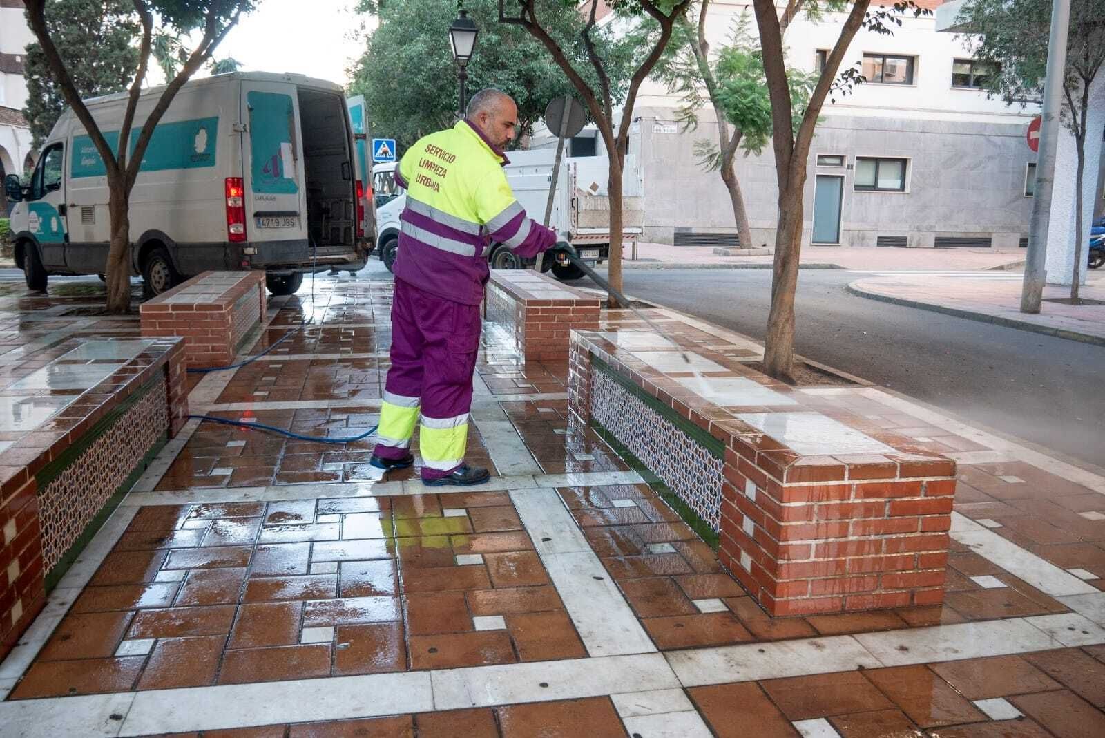 Agua a presión para limpiar los bancos de obra