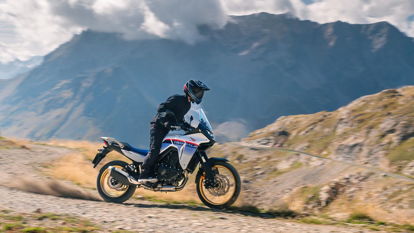 La Transalp se adapta con total naturalidad a cualquier tipo de terreno gracias a sus diferentes modos de conducción.