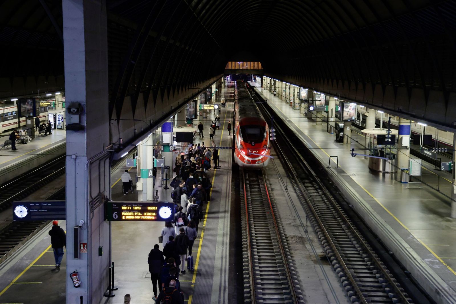 El Iryo en la estación de Santa Justa, dispuesto a salir