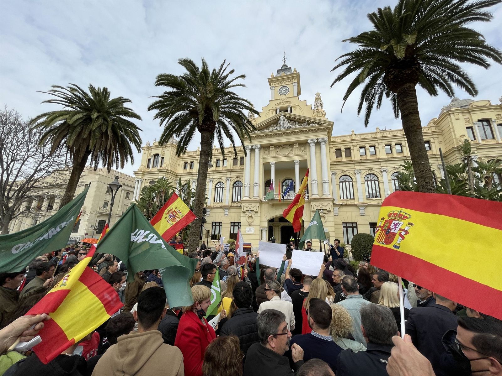 Concentración de Vox y el sindicato Solidaridad este sábado ante las puertas del Ayuntamiento de Málaga.