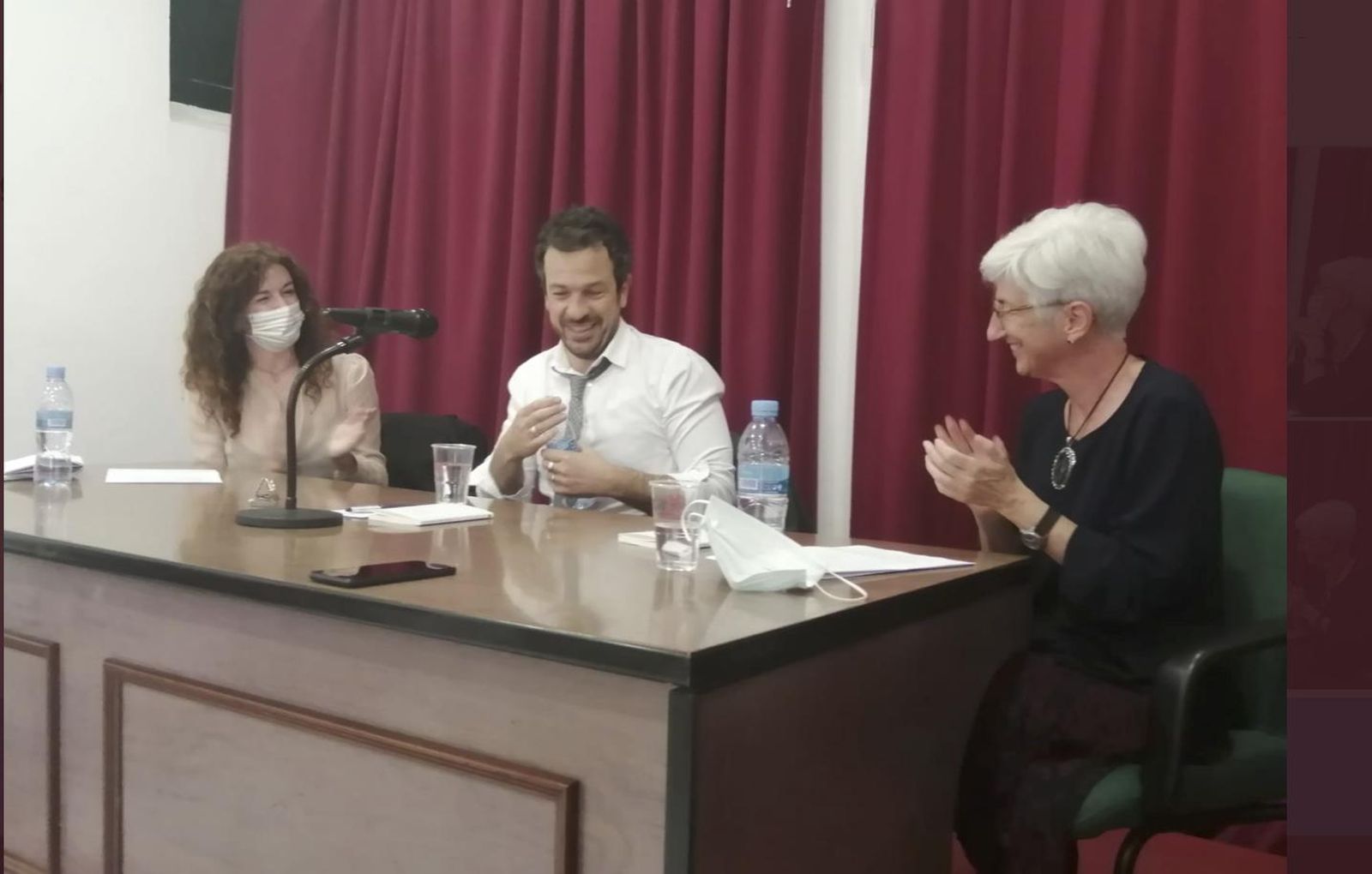Yolanda Ortiz Mallol (izquierda) con María José Segarra durante la presentación de su último libro