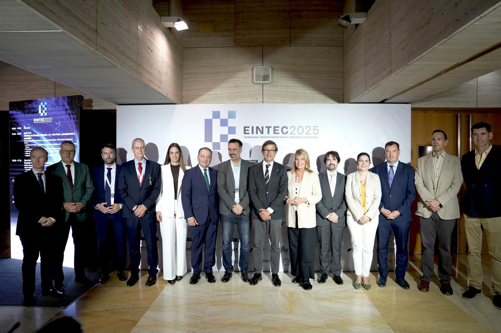 El consejero Paradela, junto a la alcaldesa de Huelva, el presidente de Diputación, representantes de Moeve y otras autoridades locales.