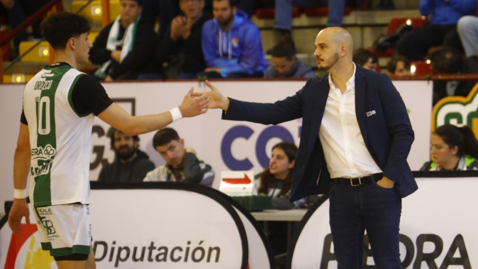 Nacho Pastor, entrenador del Coto Córdoba, saluda a Gonzalo Orozco.
