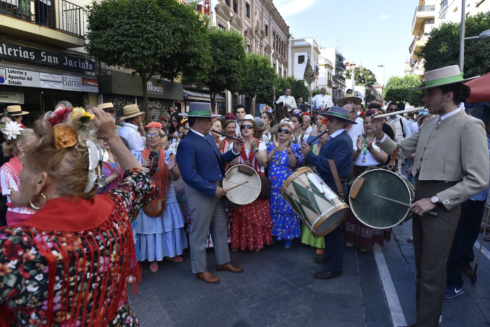 La salida de la Hermandad del Rocío de Triana, en imágenes